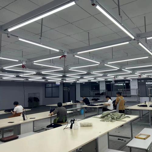 制衣厂缝纫车间灯架桥架裁剪滑动轨道流水线新型供电照明母线槽